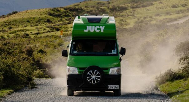 Vooraanzicht van de rijdende Jucy Chaser in de bergen