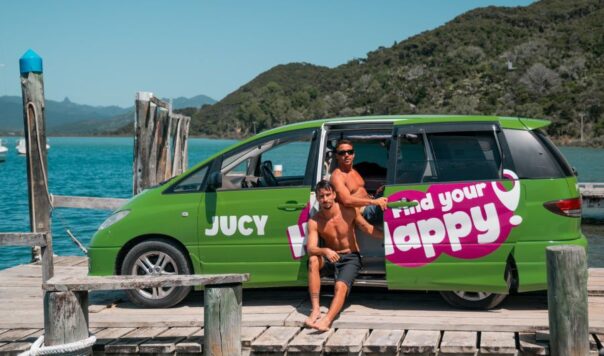 Jucy Crib geparkeerd op een pier, twee mannen zitten in de zijdeur