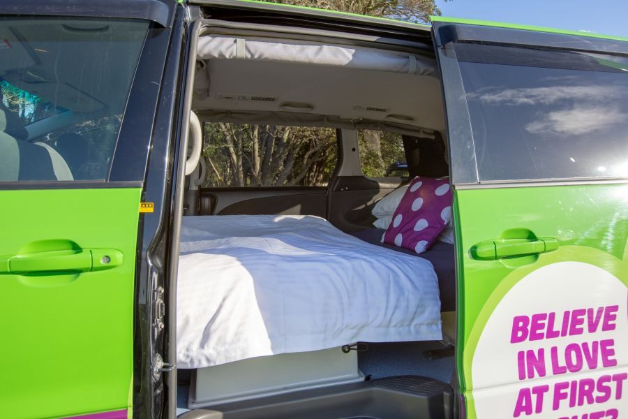 Bed van de Jucy Crib vanuit de zijdeur