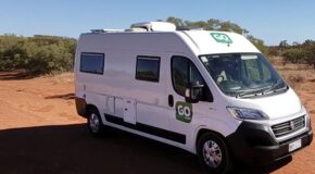 Go Cheap Tamar geparkeerd op gravelweg