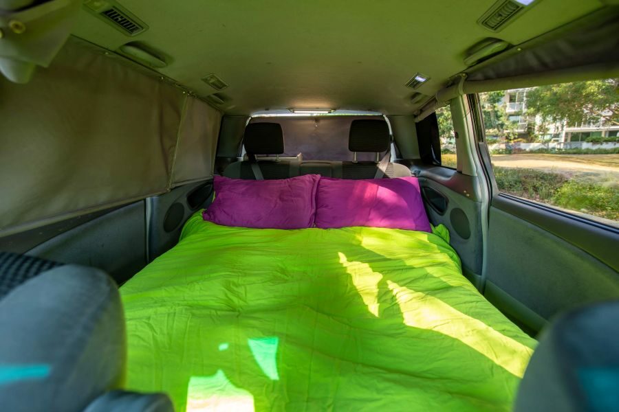Het bed beneden in de Jucy Crib Plus is opgemaakt