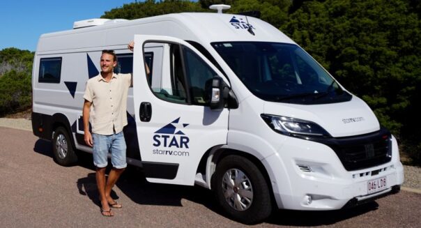 Man staat naast de voordeur van de Star RV Polaris 2