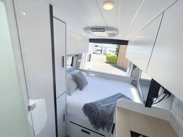 Het bed achterin de Star RV Polaris 2 is opgemaakt