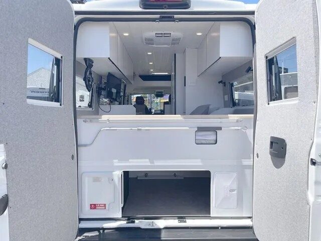 Zicht op het interieur van de Star RV Polaris 2 vanuit de open achterdeuren