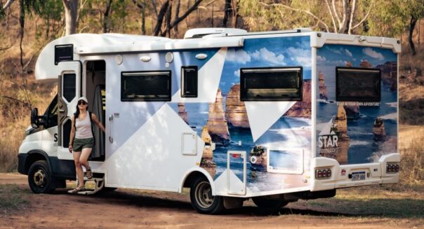 Een vrouw hangt uit de zijdeur van de Star RV Polaris 6