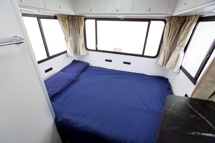 Het bed achterin de Star RV Polaris 6 is opgemaakt