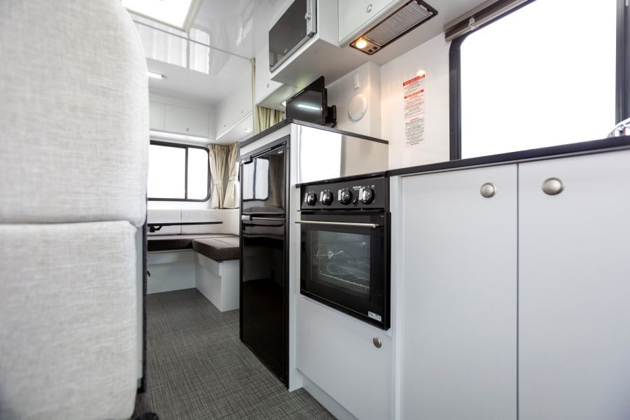 Zicht op de koelkast en het fornuis in de keuken van de Star RV Polaris 6