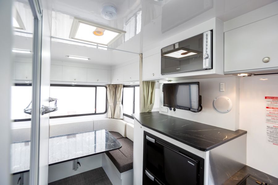 Zicht op de zithoek achterin vanuit de keuken van de Star RV Polaris 6