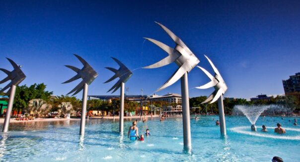 Zwembad of lagoon genoemd aan de Esplanade in Cairns, met vissymbolen op palen