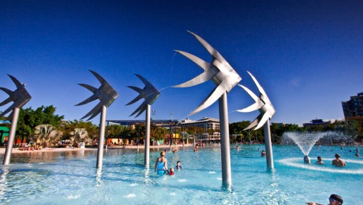 Zwembad of lagoon genoemd aan de Esplanade in Cairns, met vissymbolen op palen