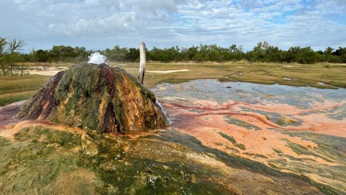 Boorpot met veel verschillende kleuren en opborrelend heet water bij Burketown