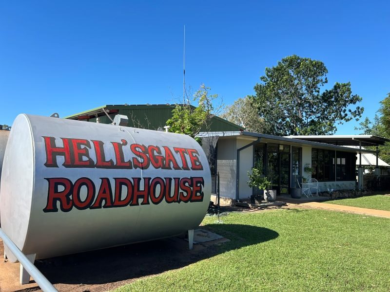 Grote brandstoftank bij Hell's Gate Roadhouse langs de Savannah Way