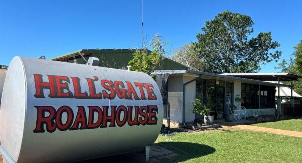 Grote brandstoftank bij Hell's Gate Roadhouse langs de Savannah Way