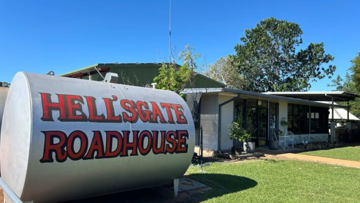 Grote brandstoftank bij Hell's Gate Roadhouse langs de Savannah Way