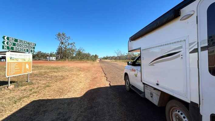Britz Maverick camper stopt bij borden langs de weg bij Hells Gate roadhouse met aanduiding van volgende tankstop