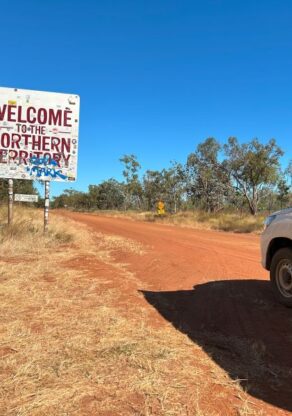 Britz Maverick stopt bij het bord dat de grens aangeeft tussen Queensland en de Northern Territory op de Savannah Way
