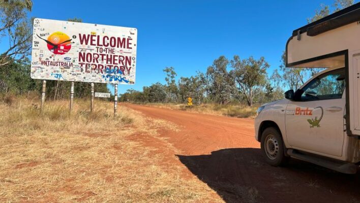 Britz Maverick stopt bij het bord dat de grens aangeeft tussen Queensland en de Northern Territory op de Savannah Way