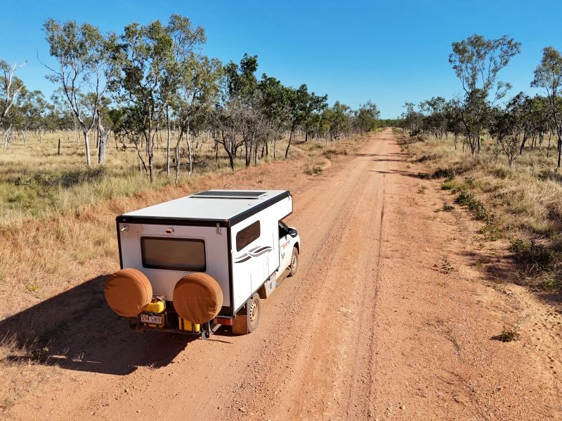 Britz Maverick rijdt op de Savannah Way op rode gravel, droneopname
