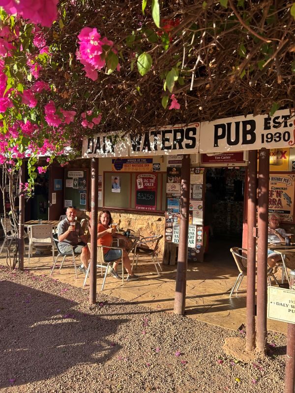 Peter en Karin Kramer proosten op het terras van de Daly Waters pub