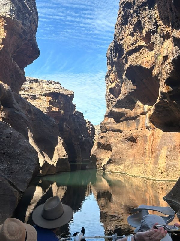 Zicht op de smalle kloof van de Cobbold Gorge vanaf een elektrische boot