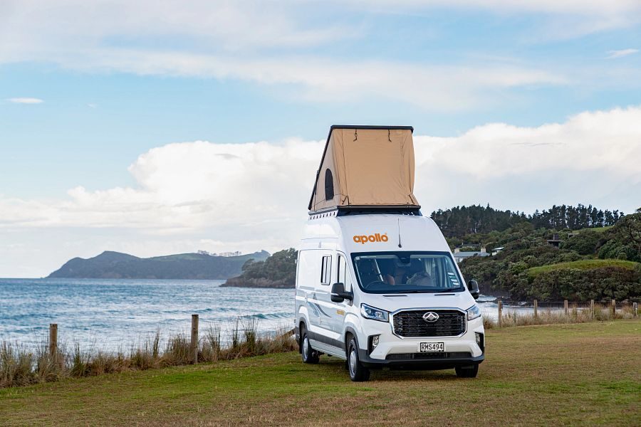 Apollo Endeavour exterieur camper met pop-up roof top tent uitgeklapt aan het water