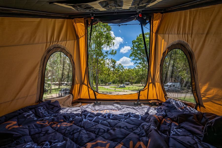 Apollo Endeavour bed in pop up roof top tent met uitzicht over de camping