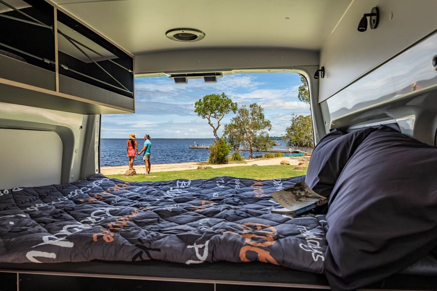 Bed is opgemaakt in de Britz Hitop camper