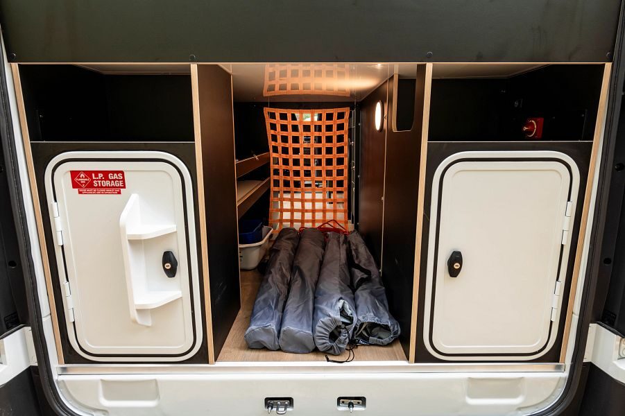 Britz Voyager Australië zicht op opbergruimte aan de achterkant van de camper en ruimte voor gasfles