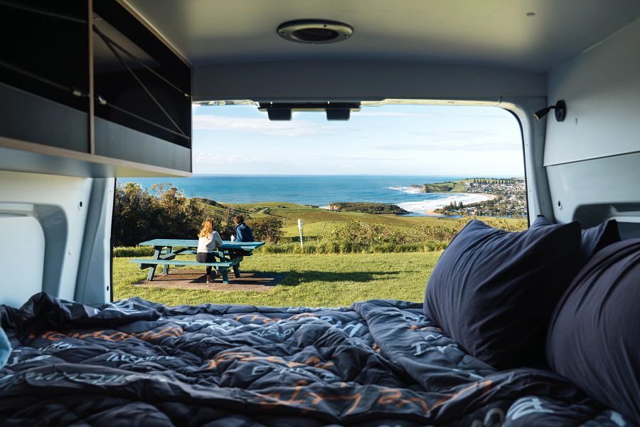 Bed is opgemaakt in de Britz Voyager mer achterdeur open