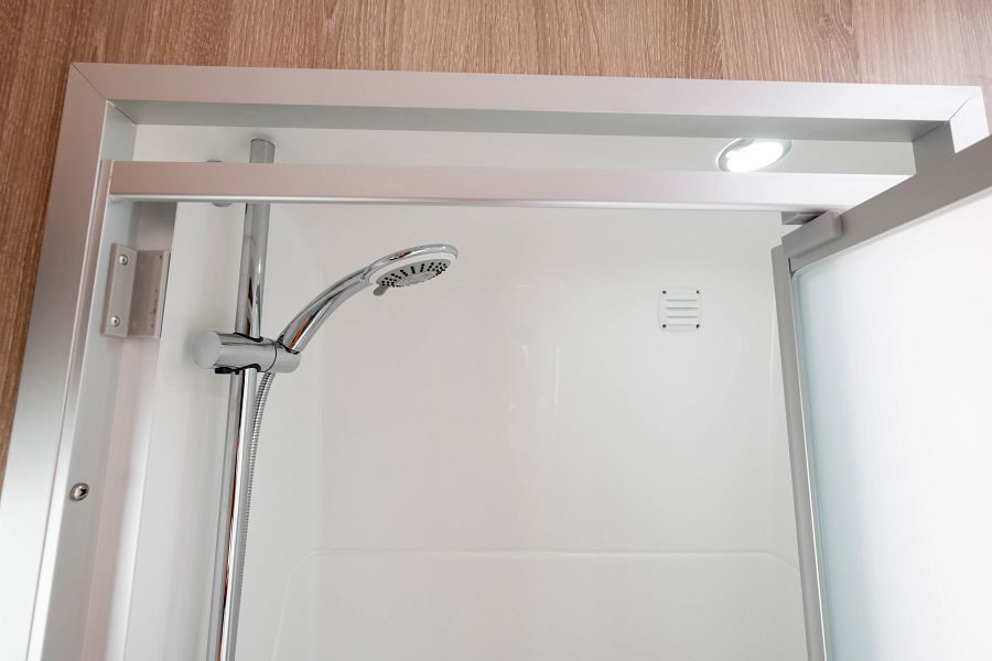 Britz Trailblazer Australië interieur douche in badkamer