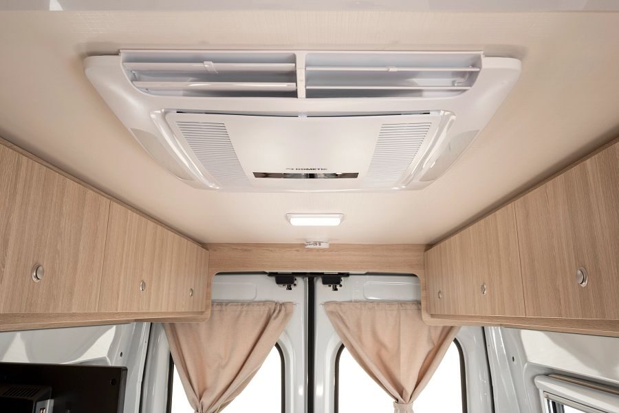 Britz Trailblazer Australië airco in leefruimte en opbergruimte binnenkant camper