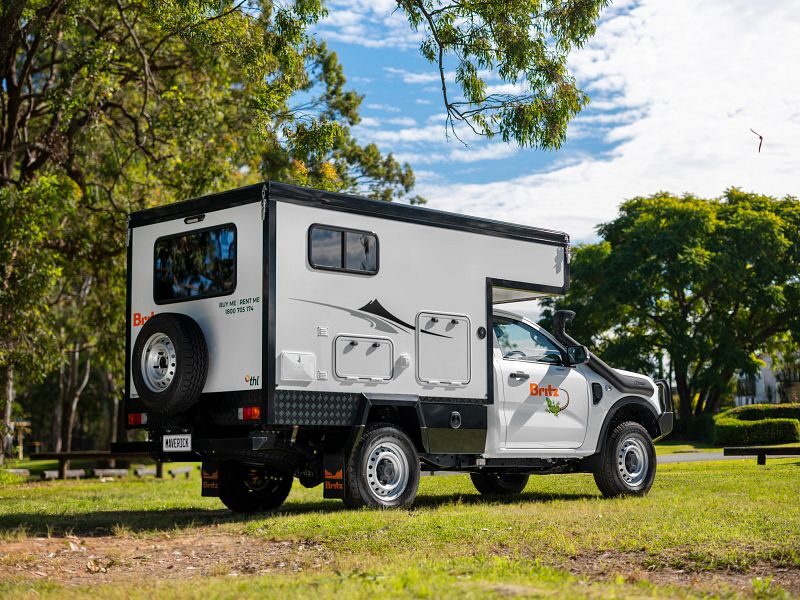 Britz Maverick 4WD staat geparkeerd met achteraanzicht met reservewiel