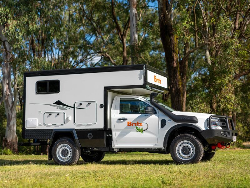 Britz Maverick 4WD staat geparkeerd met zijkaanzicht en snorkel