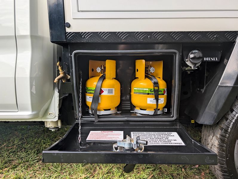 Opslagruimte voor twee gasflessen aan zijkant Britz Maverick 4WD