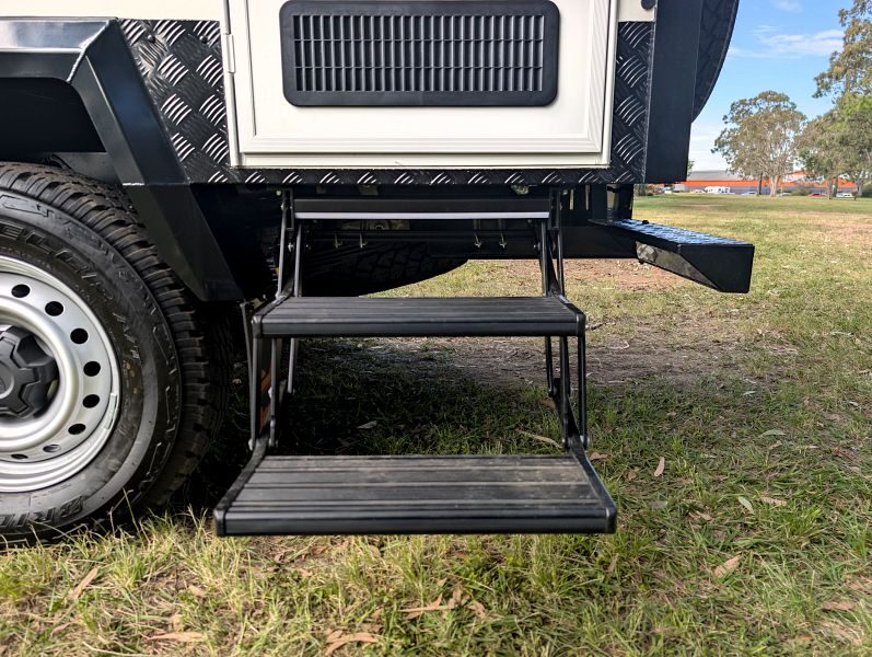 Opstap om de camper in te gaan van de Britz Maverick 4WD
