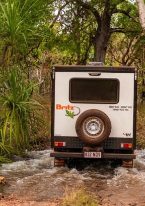 Britz Maverick 4WD Australië achterkant camper aan het rijden door een rivier in het bos