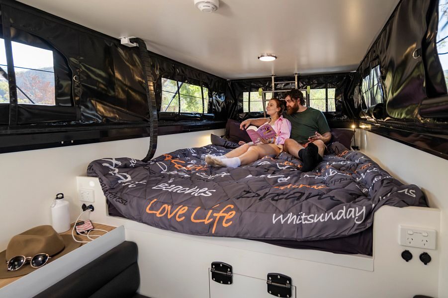 koppel ligt op het tweepersoons bed in de Britz Maverick 4WD