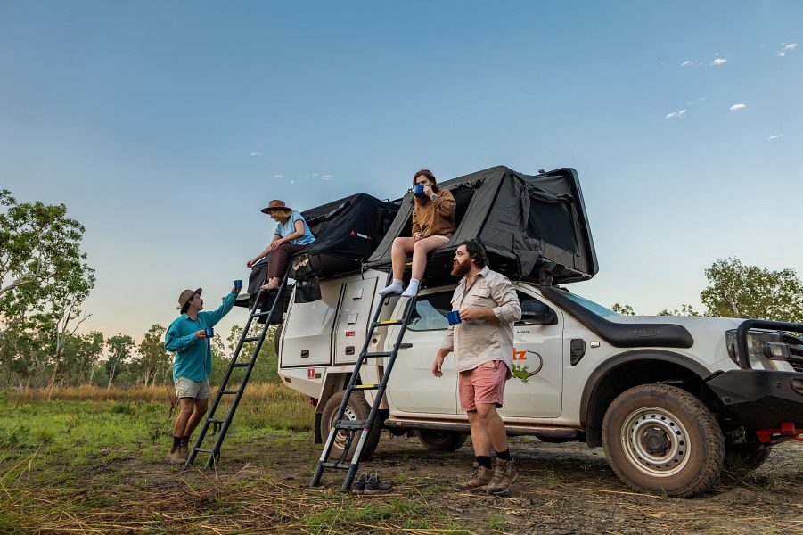 Britz Warrior 4WD Australië rooftop tenten uitgeklapt met ladder en vrienden