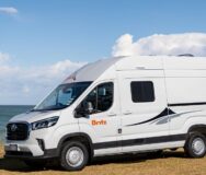 Britz Hitop staat geparkeerd bij meer in Nieuw-Zeeland