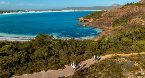 Mensen wandelen in Cape Le Grand National Park bij Esperance