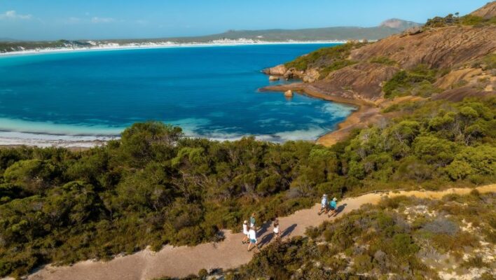 Mensen wandelen in Cape Le Grand National Park bij Esperance