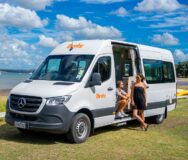 Britz Venturer staat geparkeerd op grasveld in Nieuw-Zeeland