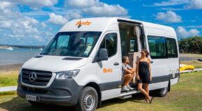 Britz Venturer staat geparkeerd op grasveld in Nieuw-Zeeland