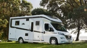De zijkant van de Britz Wanderer camper geparkeerd op een grasveld in Nieuw-Zeeland