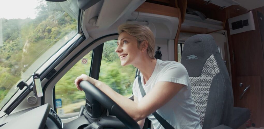Vrouw is aan het rijden door Nieuw-Zeeland in de Britz Odyssey camper