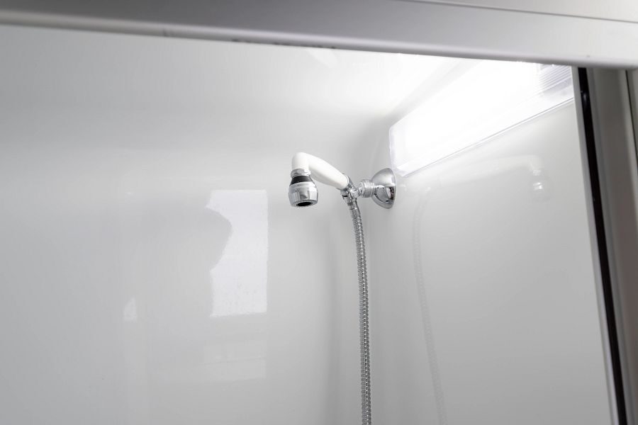 De douche in de badkamer van de Maui Ultima Plus camper
