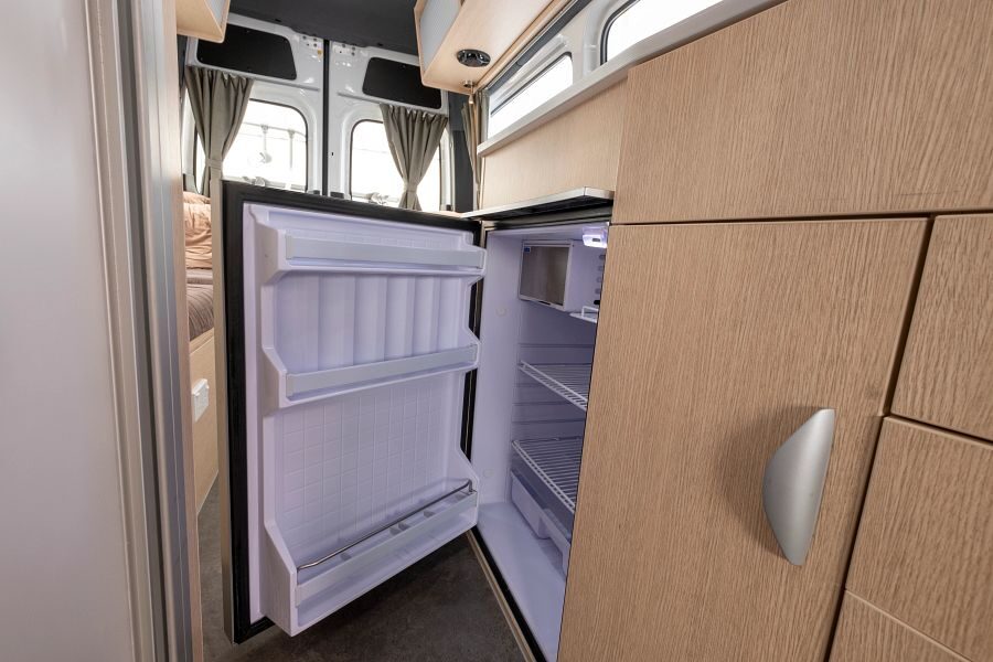 De koelkast staat open in de keuken van de Maui Ultima Plus camper