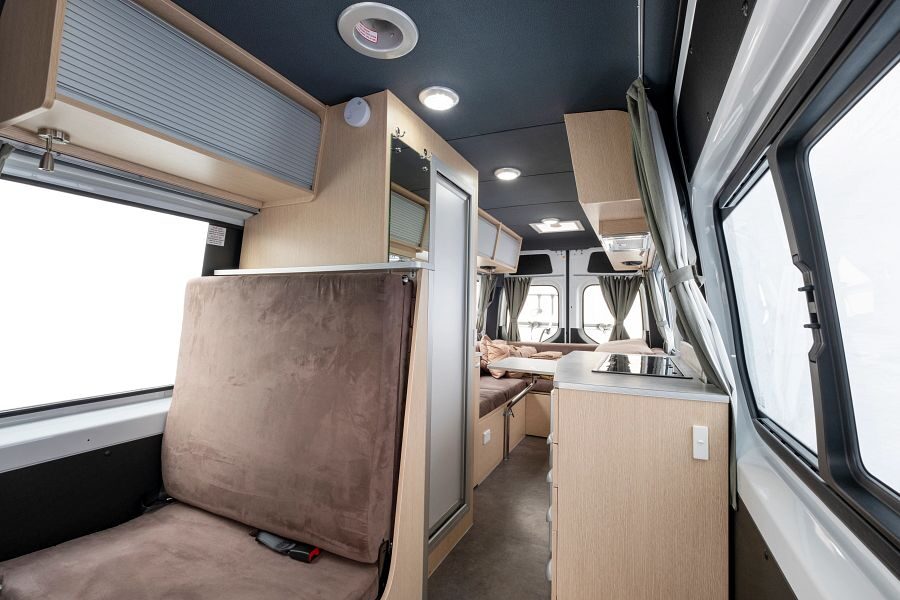 Het interieur van de Maui Ultima Plus vanuit de voorkant van de camper kijkend naar de achterkant