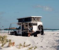 Een vrouw is een maaltijd aan het voorbereiden in een prachtige omgeving op het strand