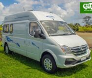 Wendekreisen Koru 2 Freedom geparkeerd op het gras